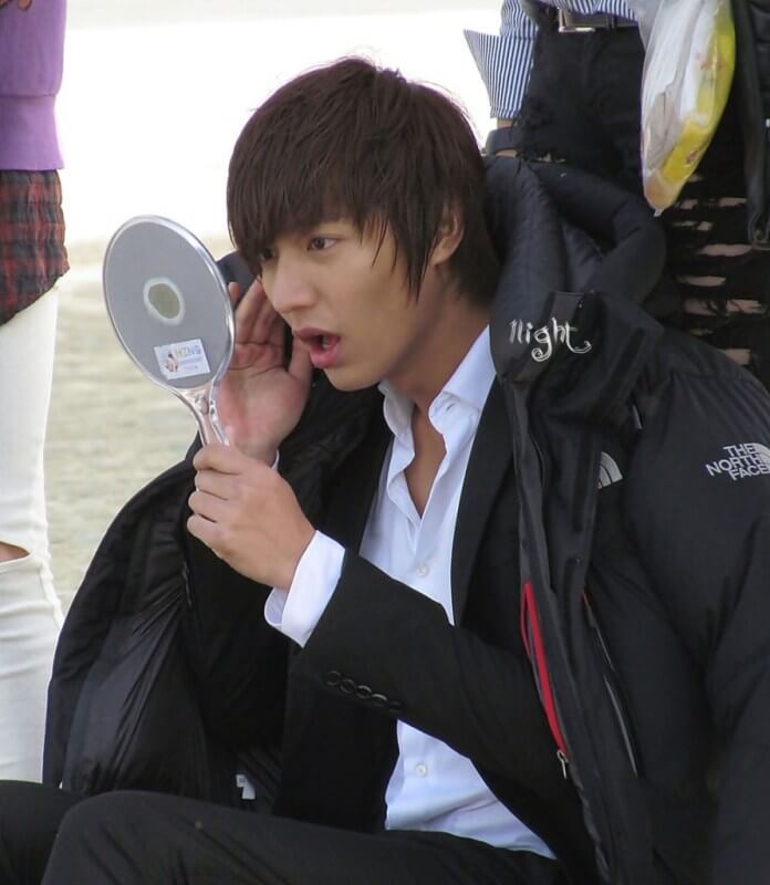 Biên kịch cũng như diễn viên đều cần tập diễn trước gương