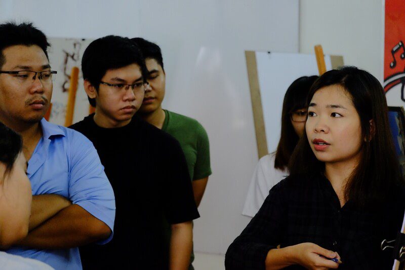 Họa sĩ Linh Phạm hướng dẫn các bạn học viên CMA vẽ Gesture Drawing