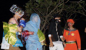 halloween ở nghĩa trang hạnh phúc - 3