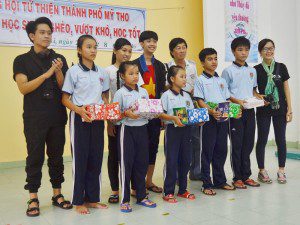 học viên Viện Truyện tranh và Hoạt hình tại trường khuyết tật Nhân Ái 8