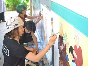 vẽ tranh trên tường học viên Viện Truyện tranh và Hoạt hình 1