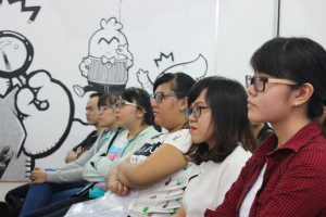 lắng nghe chia sẻ của giảng viên tại lễ khai giảng Viện Truyện tranh và Hoạt hình
