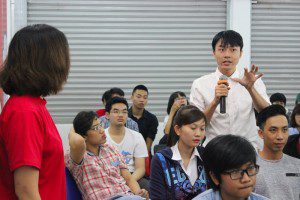 tân học viên khóa 5 Viện Truyện tranh và Hoạt hình đặt câu hỏi cho giảng viên tại Lễ khai giảng