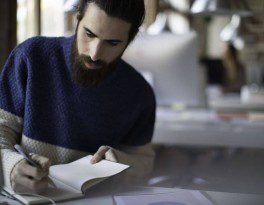 biên kịch ghi chép mọi điều trong cuộc sống
