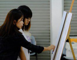 Họa sĩ Linh Phạm hướng dẫn các bạn học viên CMA vẽ Gesture Drawing 1