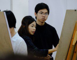 Họa sĩ Linh Phạm hướng dẫn các bạn học viên CMA vẽ Gesture Drawing 2