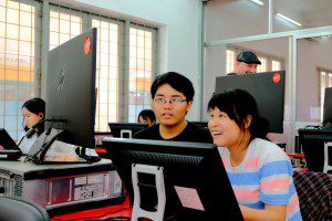 Học viên ngành hoạt hình CMA thực hiện bài tập trên máy