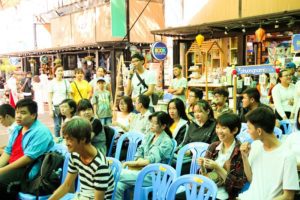 khán giả đặt câu hỏi trong talkshow truyện tranh phim hoạt hình.
